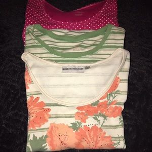 3 tops 1large 2x-large💗